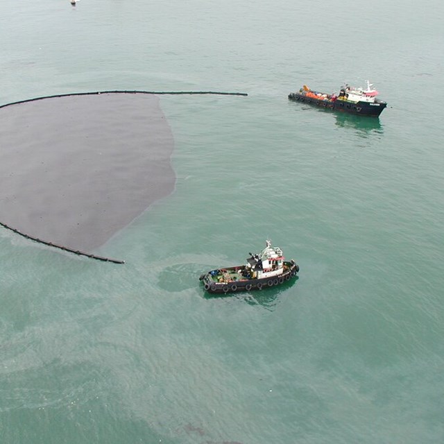 Oil spill containment boom 
